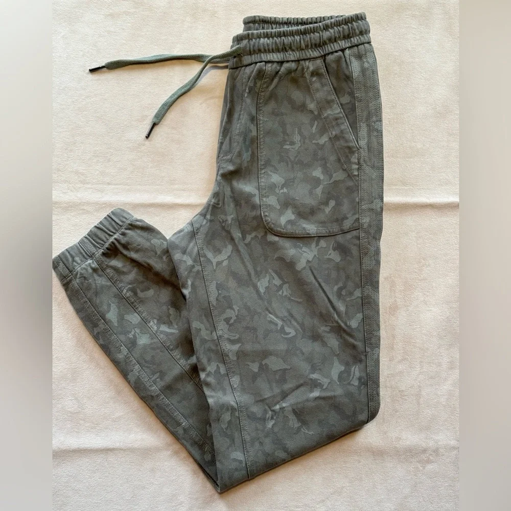 Athleta Farallon Stratum Green Camo Jogger - Picture 4 of 5